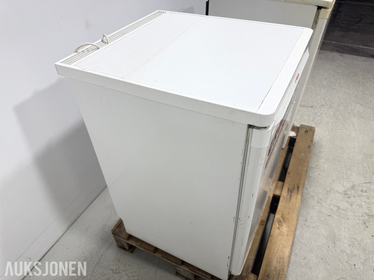 Bosch KTR15V20/01 og Whirlpool ARC 0060 underbenk kjøleskap