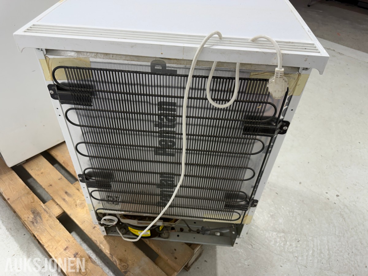 Bosch KTR15V20/01 og Whirlpool ARC 0060 underbenk kjøleskap