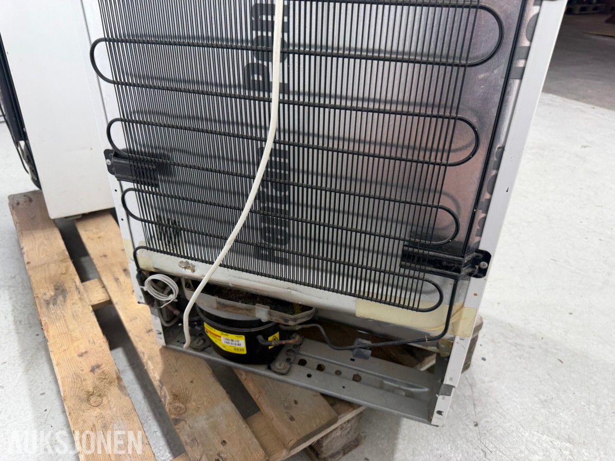 Bosch KTR15V20/01 og Whirlpool ARC 0060 underbenk kjøleskap