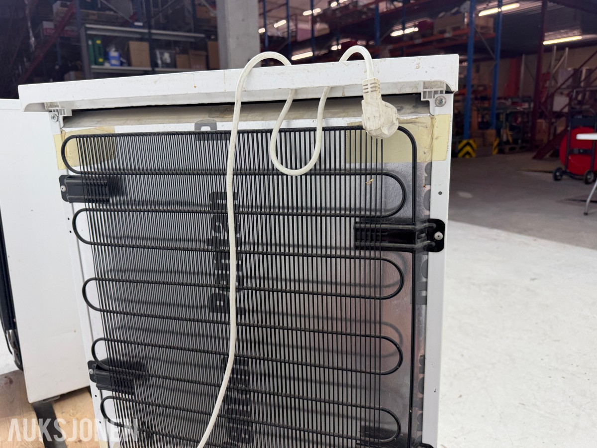 Bosch KTR15V20/01 og Whirlpool ARC 0060 underbenk kjøleskap