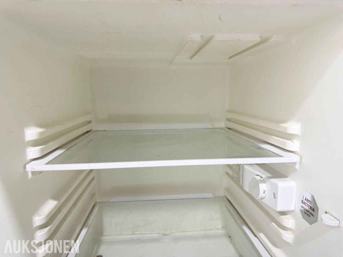 Bosch KTR15V20/01 og Whirlpool ARC 0060 underbenk kjøleskap