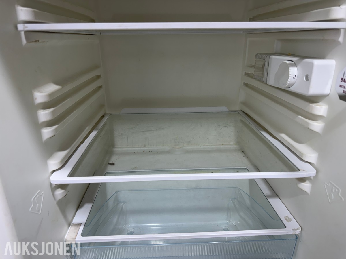 Bosch KTR15V20/01 og Whirlpool ARC 0060 underbenk kjøleskap