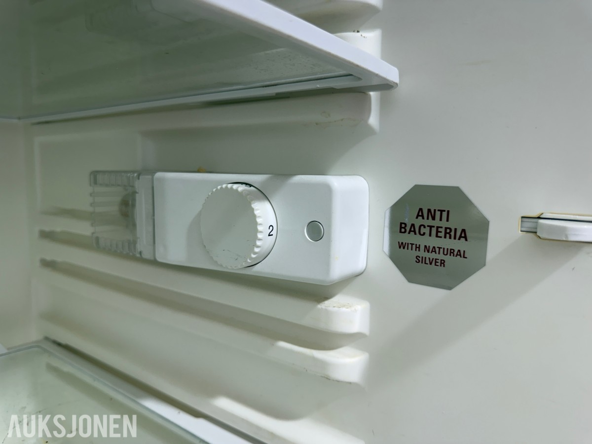 Bosch KTR15V20/01 og Whirlpool ARC 0060 underbenk kjøleskap