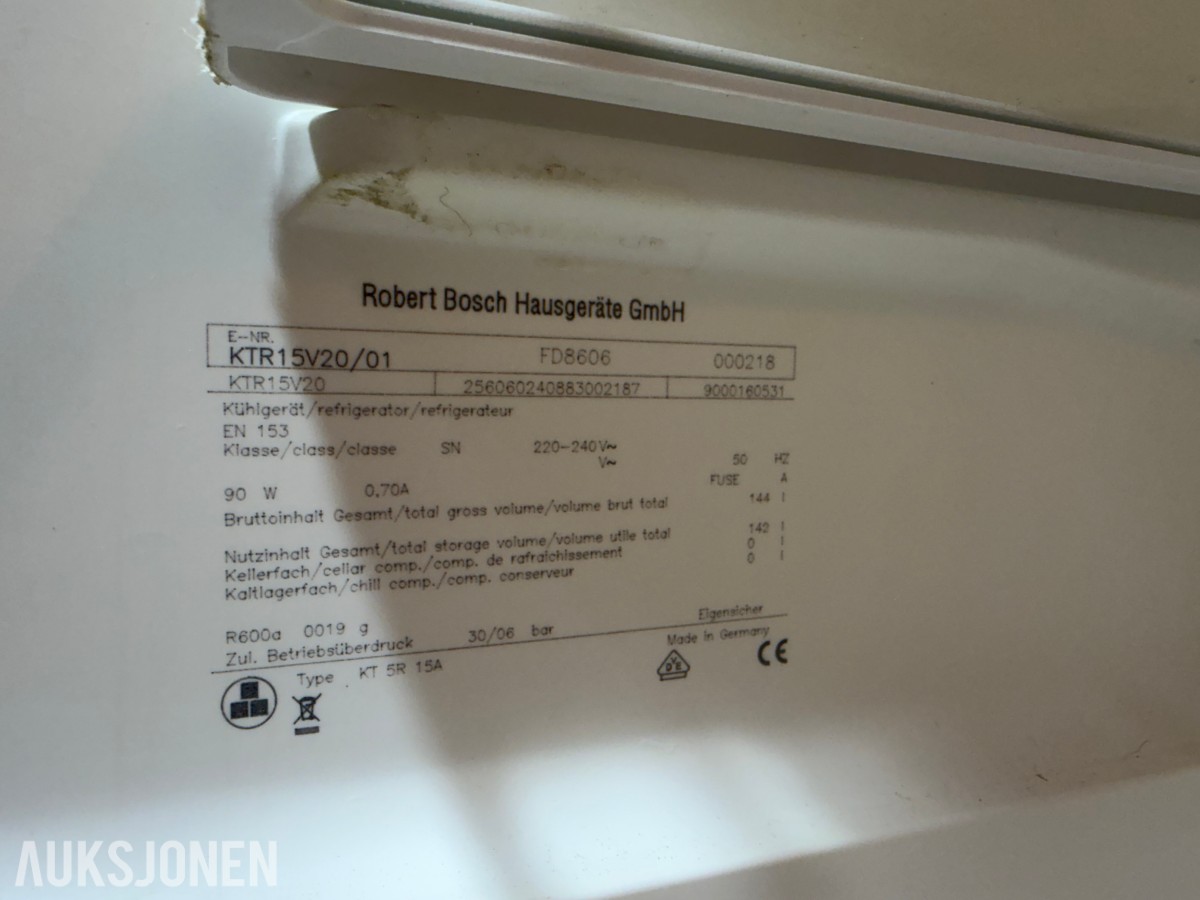 Bosch KTR15V20/01 og Whirlpool ARC 0060 underbenk kjøleskap