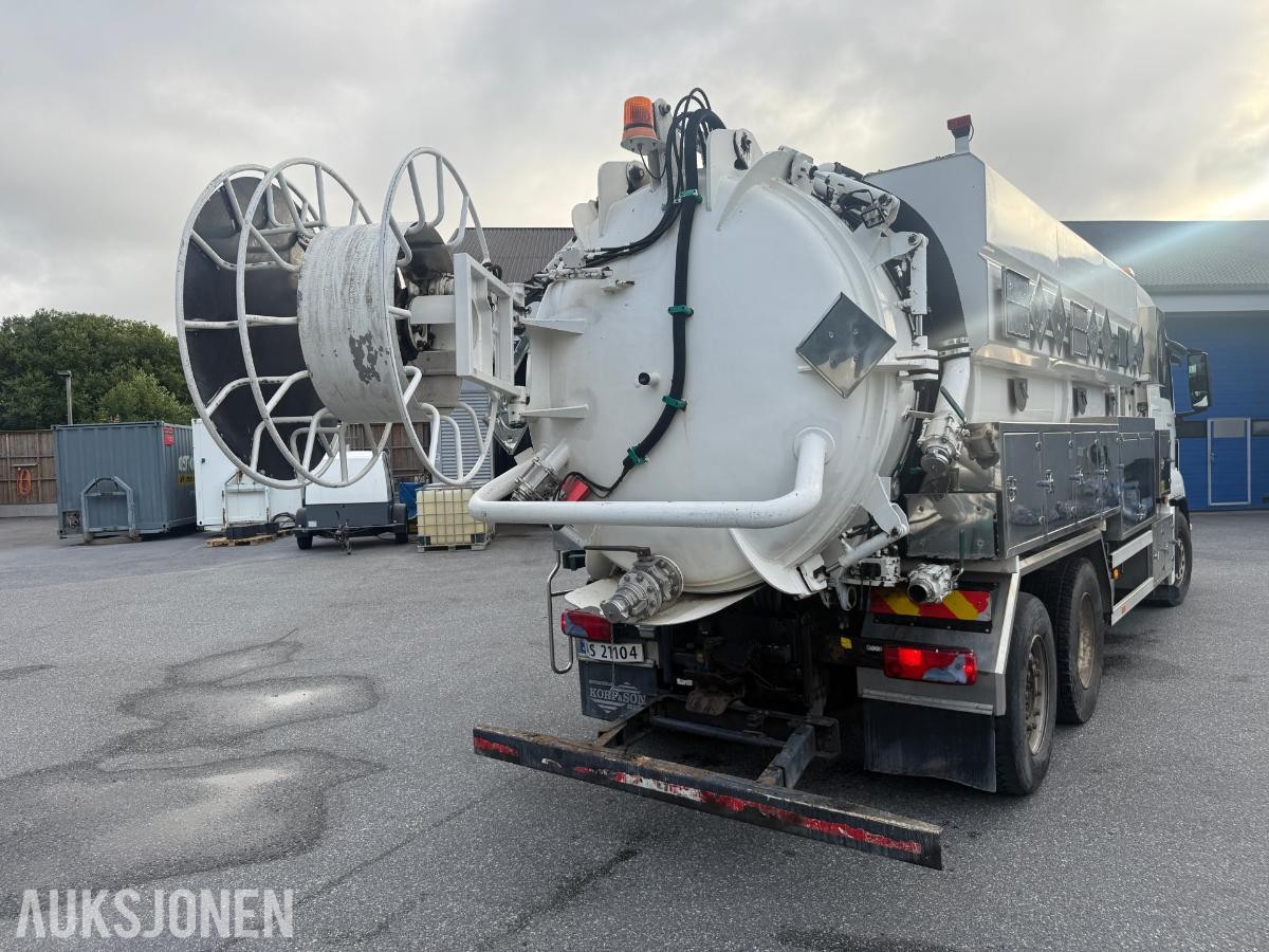 2009 MAN TGS SLAMSUGER M/SYREFAST TREKAMRET TANK M/SEPARATE VANNTANKER.