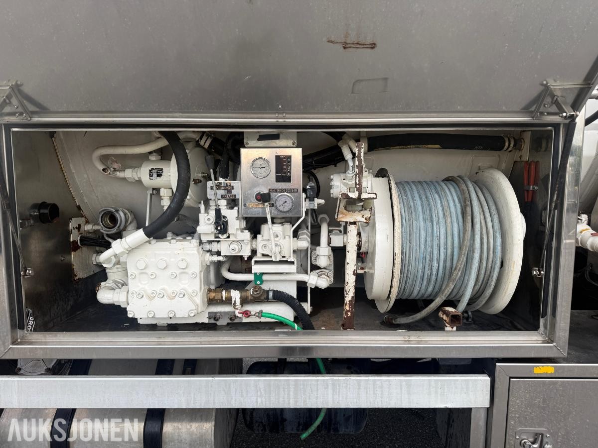 2009 MAN TGS SLAMSUGER M/SYREFAST TREKAMRET TANK M/SEPARATE VANNTANKER.