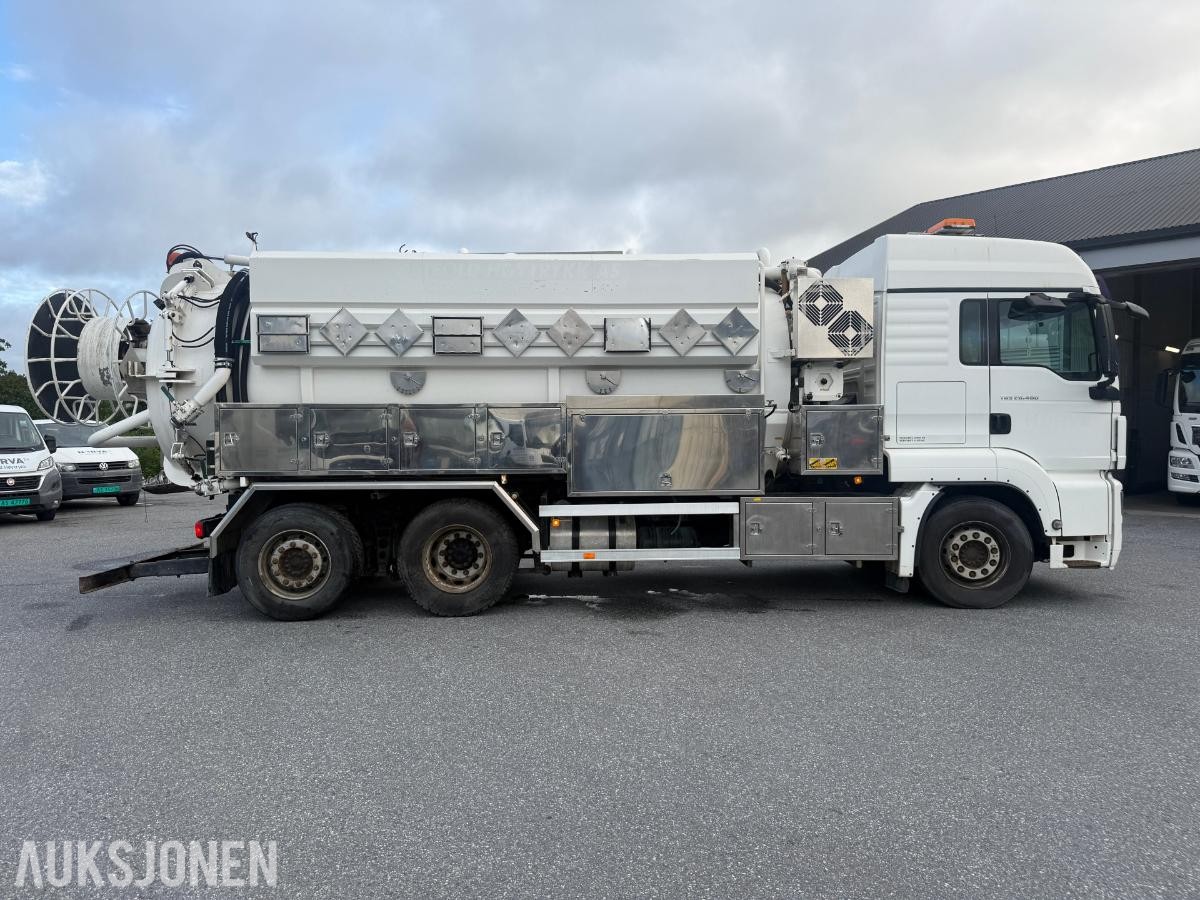 2009 MAN TGS SLAMSUGER M/SYREFAST TREKAMRET TANK M/SEPARATE VANNTANKER.