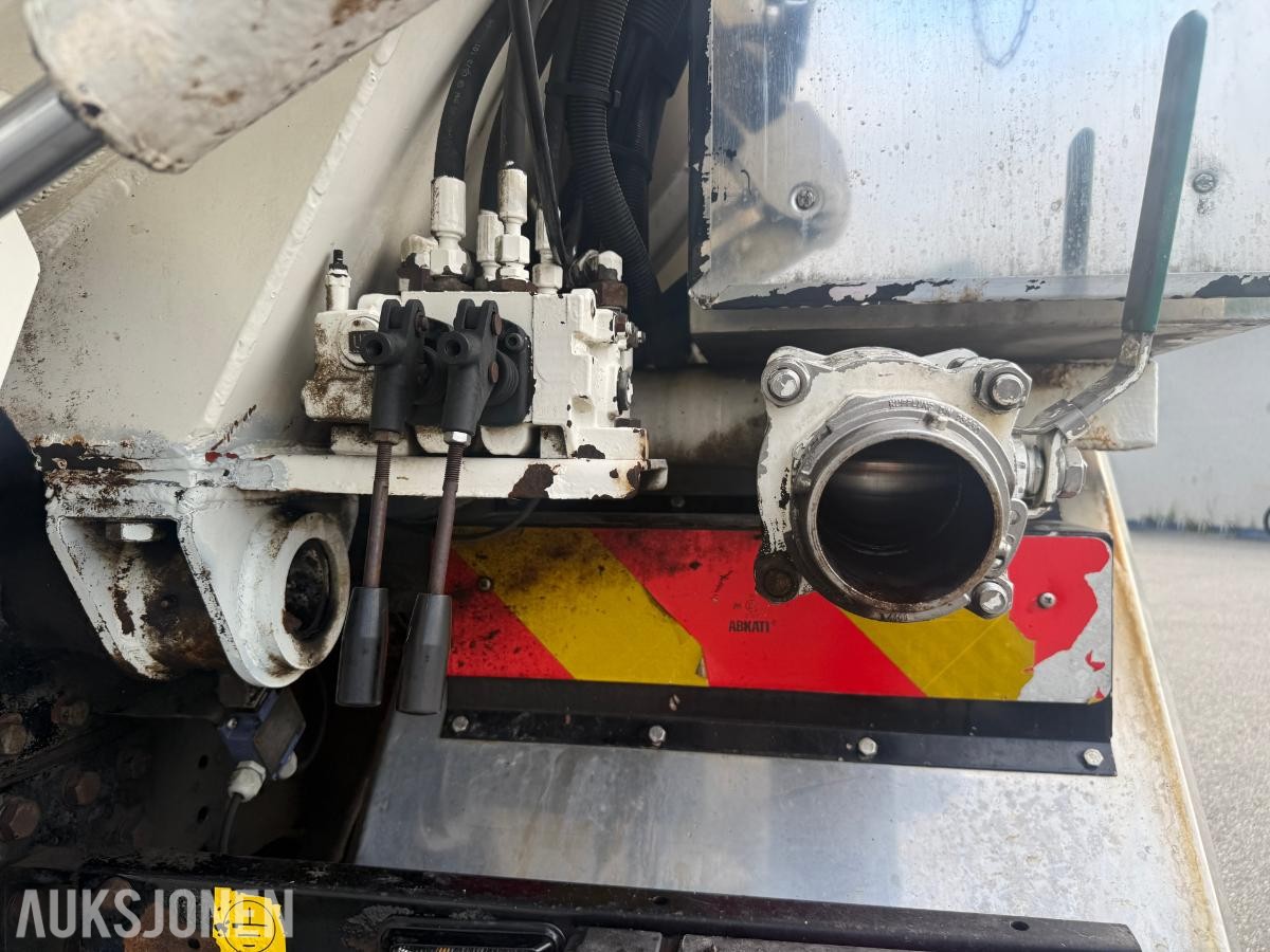 2009 MAN TGS SLAMSUGER M/SYREFAST TREKAMRET TANK M/SEPARATE VANNTANKER.