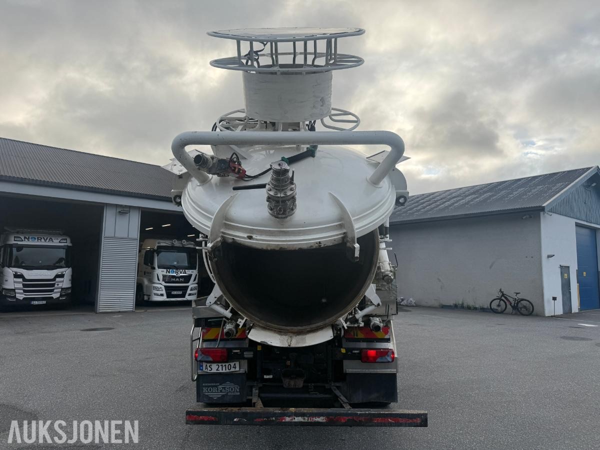 2009 MAN TGS SLAMSUGER M/SYREFAST TREKAMRET TANK M/SEPARATE VANNTANKER.