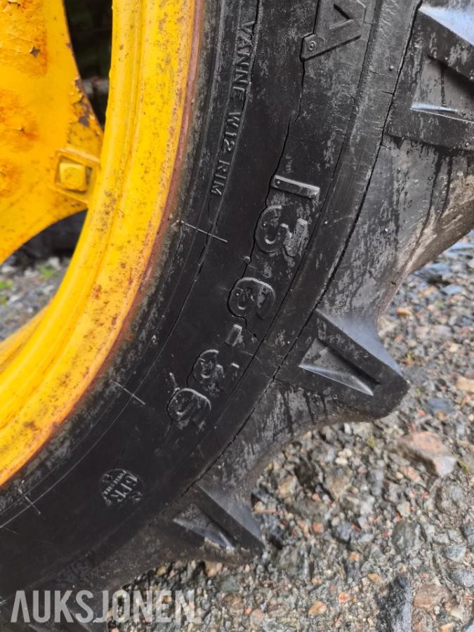 1977 John Deere 1630 traktor med laster - mva fri