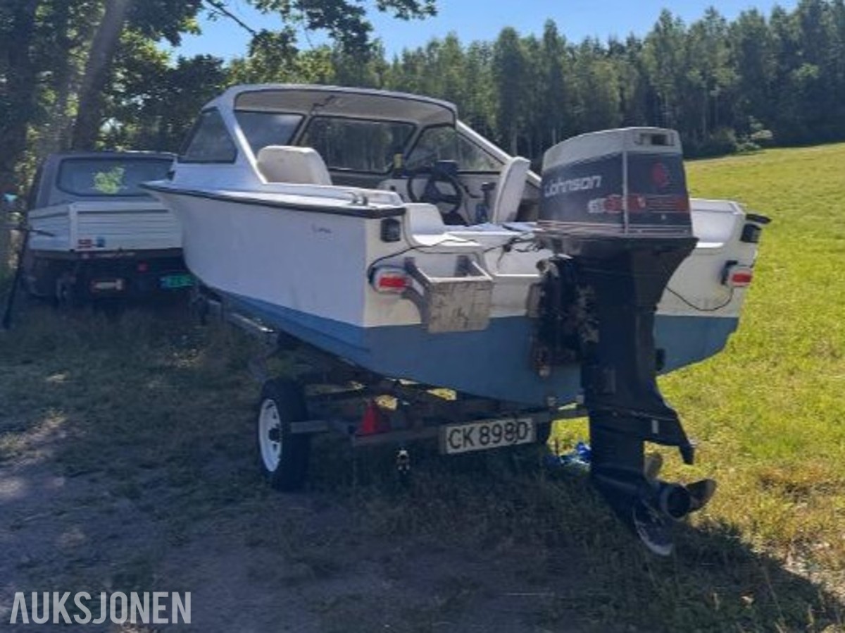 Fritidsbåt med 65hk og registert henger