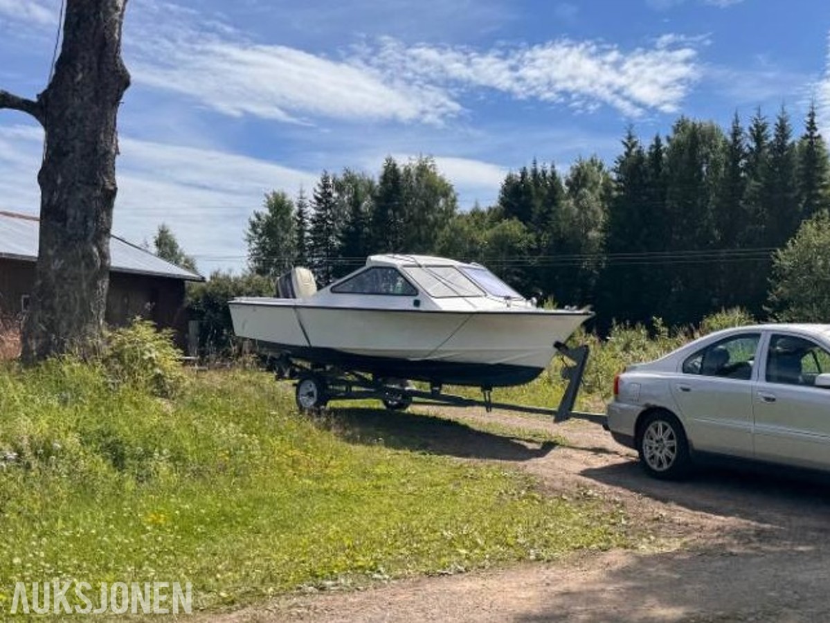 Fritidsbåt med 65hk og registert henger
