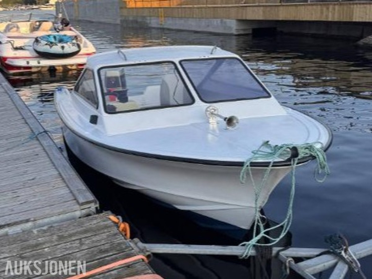 Fritidsbåt med 65hk og registert henger