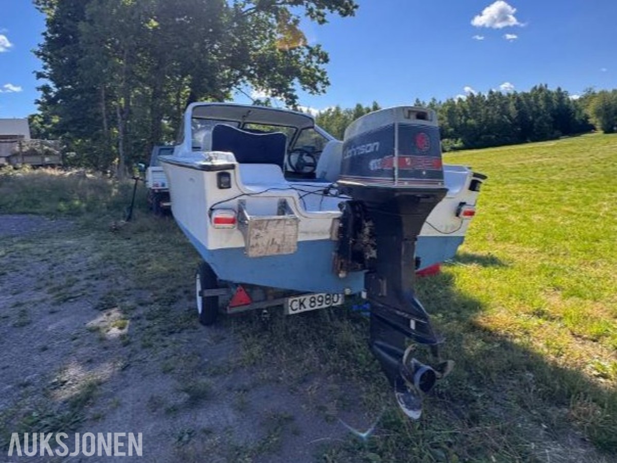 Fritidsbåt med 65hk og registert henger