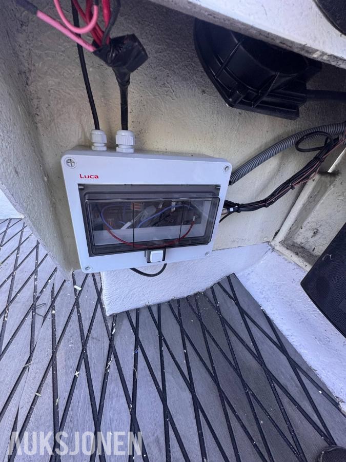 Fritidsbåt med 65hk og registert henger