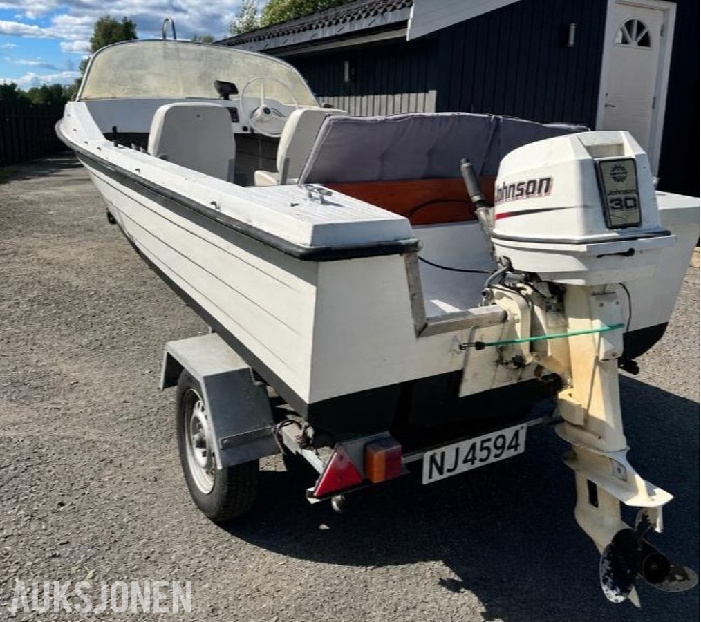 1980 Kavaler 445 med Johnson 30 hk, Lowrance ekkolodd og henger
