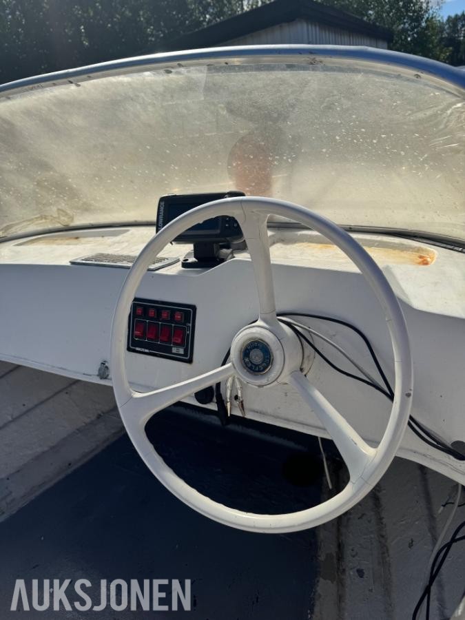 1980 Kavaler 445 med Johnson 30 hk, Lowrance ekkolodd og henger