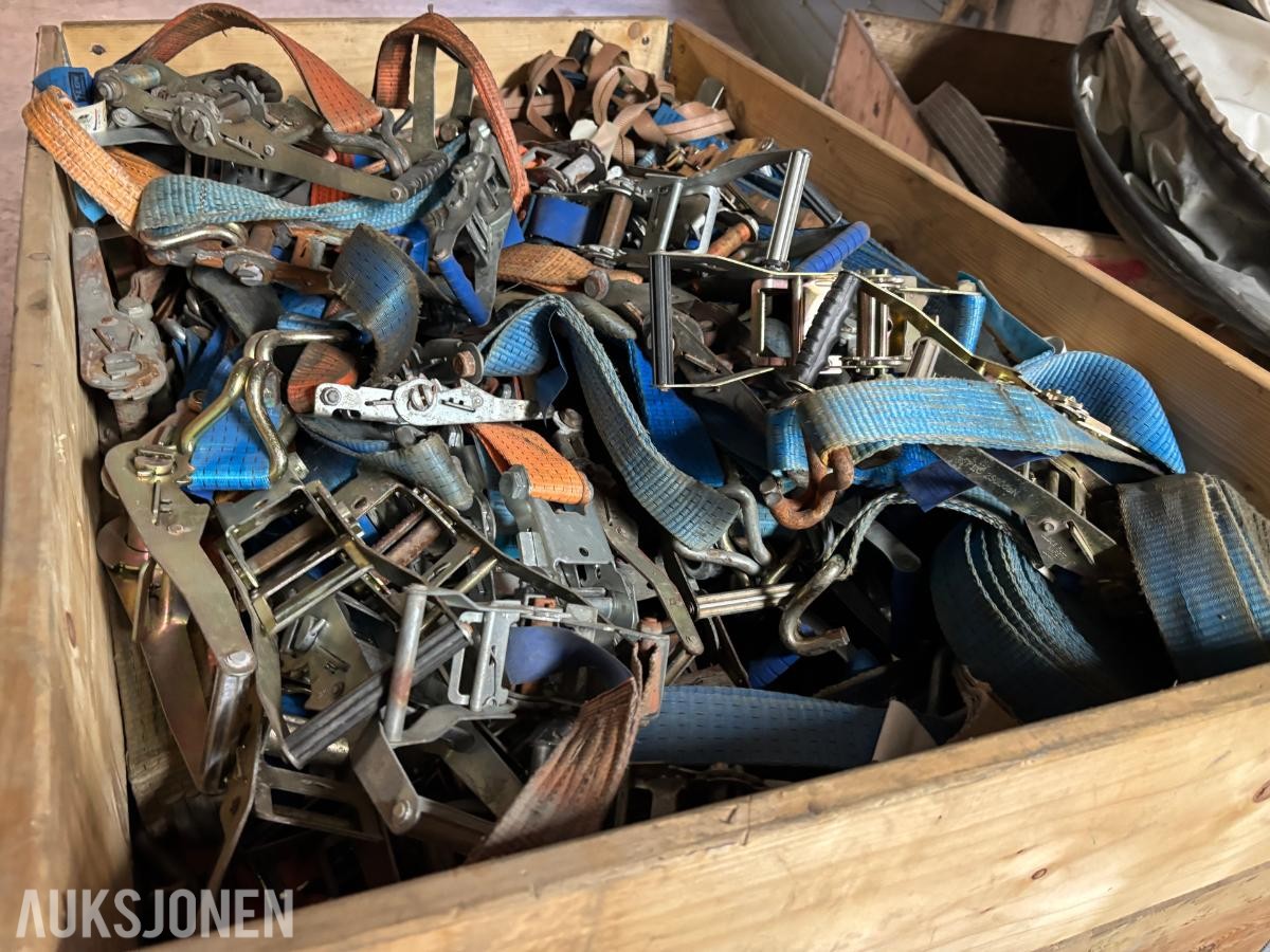 Parti med lastestrammere, jekkestropper og spennbånd – 6 pallekarmer høy