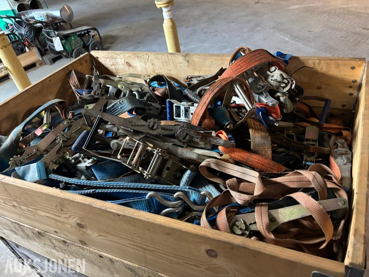 Parti med lastestrammere, jekkestropper og spennbånd – 6 pallekarmer høy