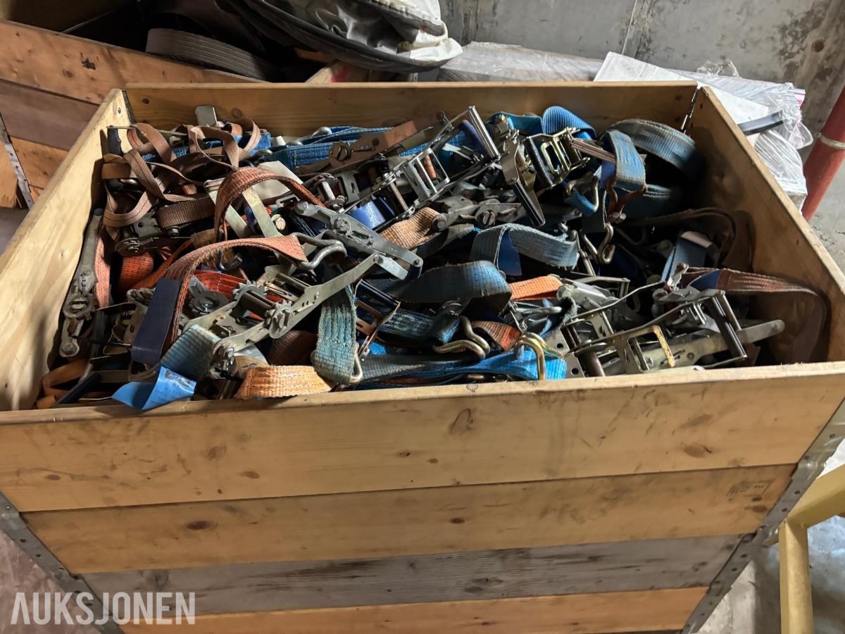 Parti med lastestrammere, jekkestropper og spennbånd – 6 pallekarmer høy