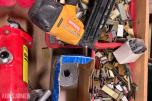 Pall med diverse verktøy og festemateriell