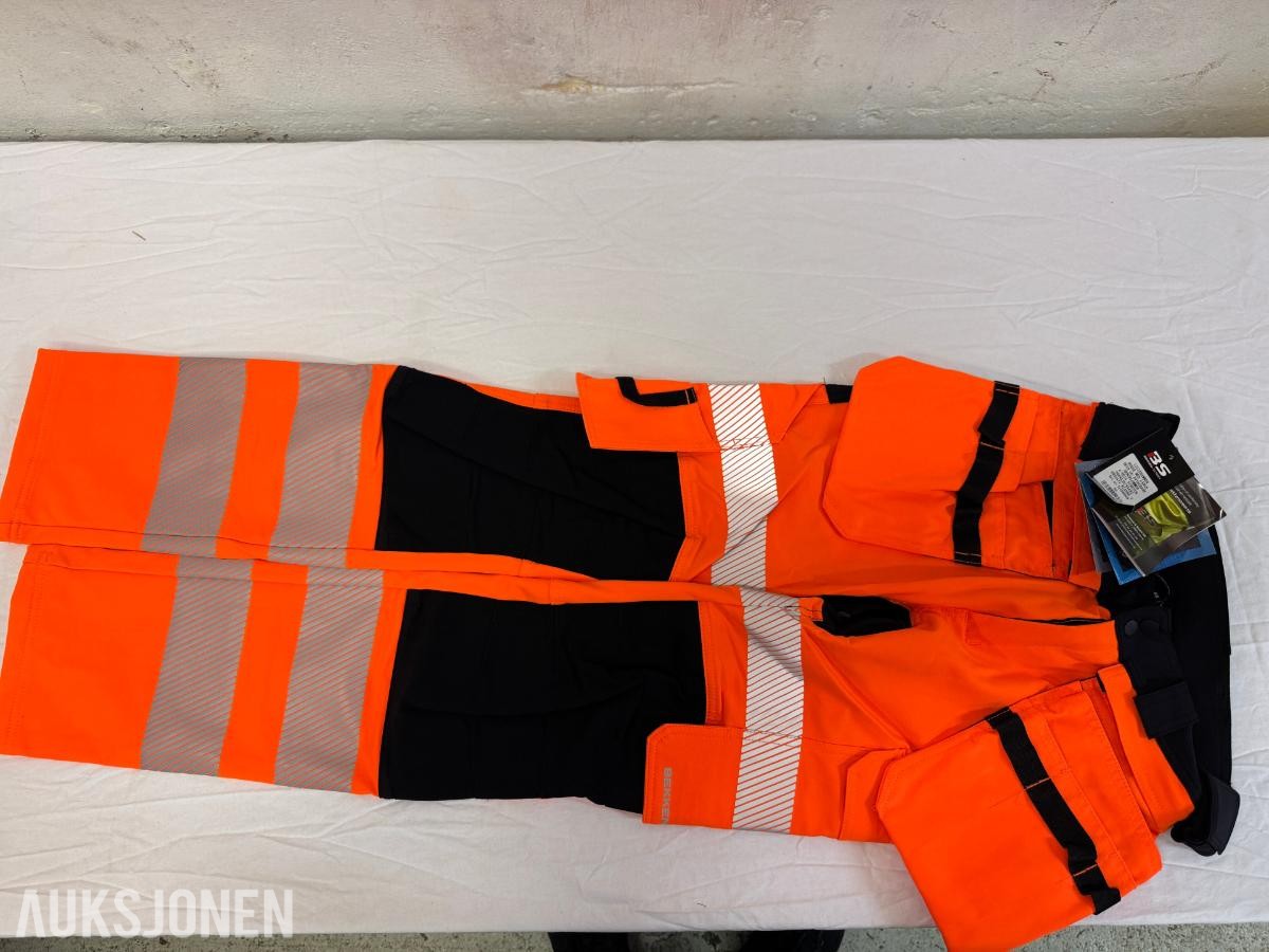 Stort parti synlighetsklær, bukser, refleks og regntøy – 272 plagg arbeidsklær