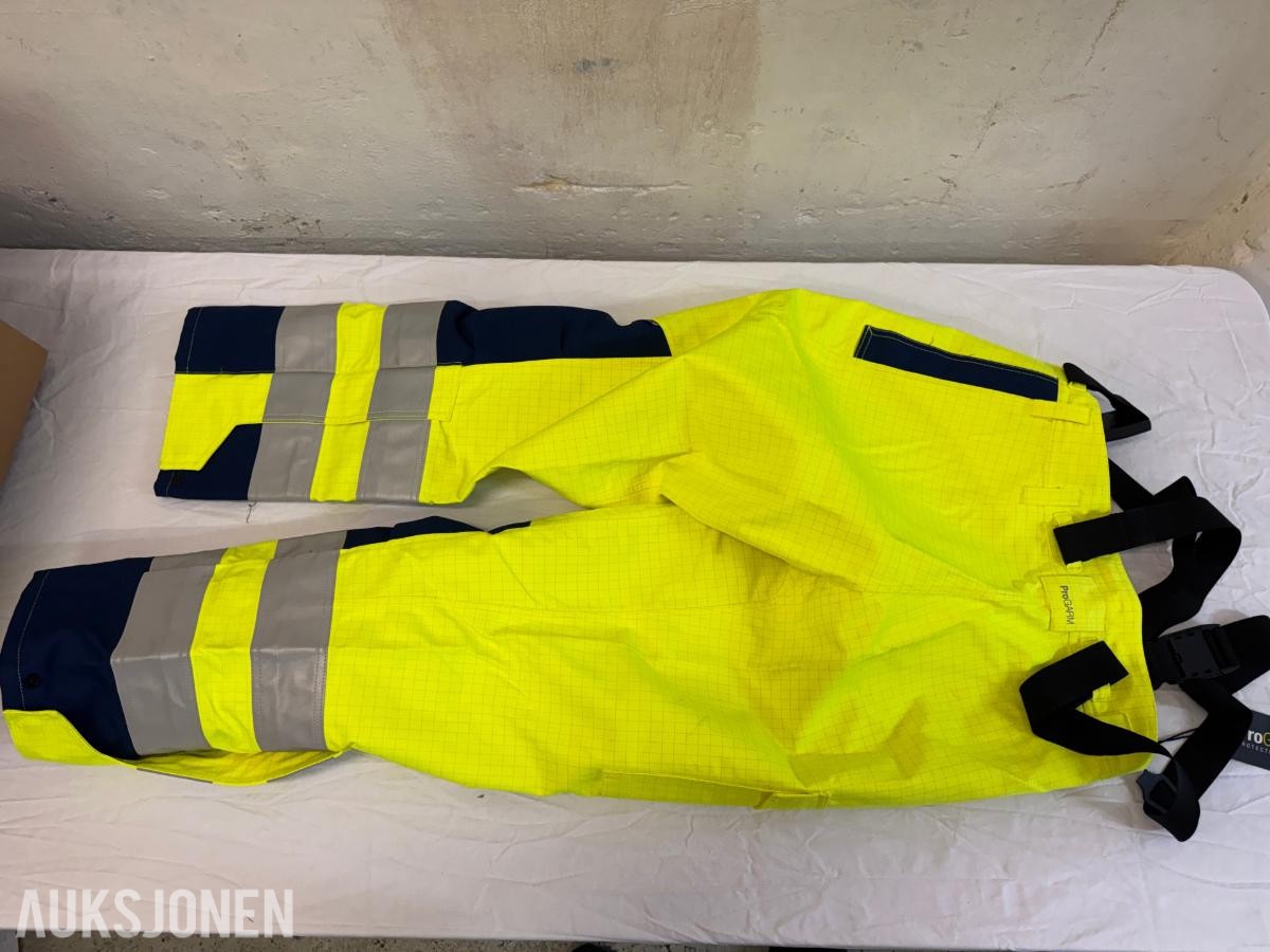 Parti med flammehemmende og offshore arbeidsklær – 24 plagg