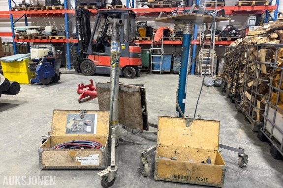 2007 2 stk.Genie Super Hoist pneumatisk materialheiser med slanger og transportkasser selges samlet