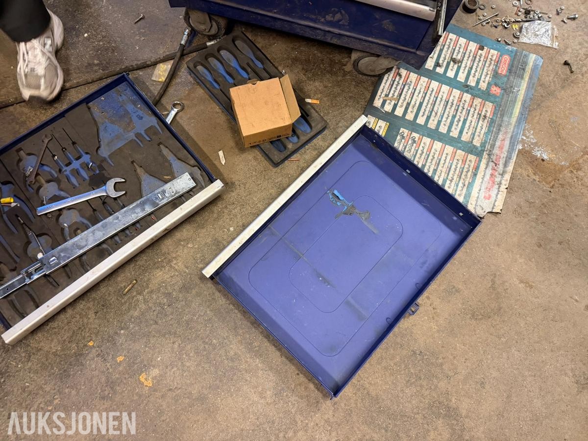 Parti med verktøy,  verktøyvogner, hyllereoler og verkstedutstyr