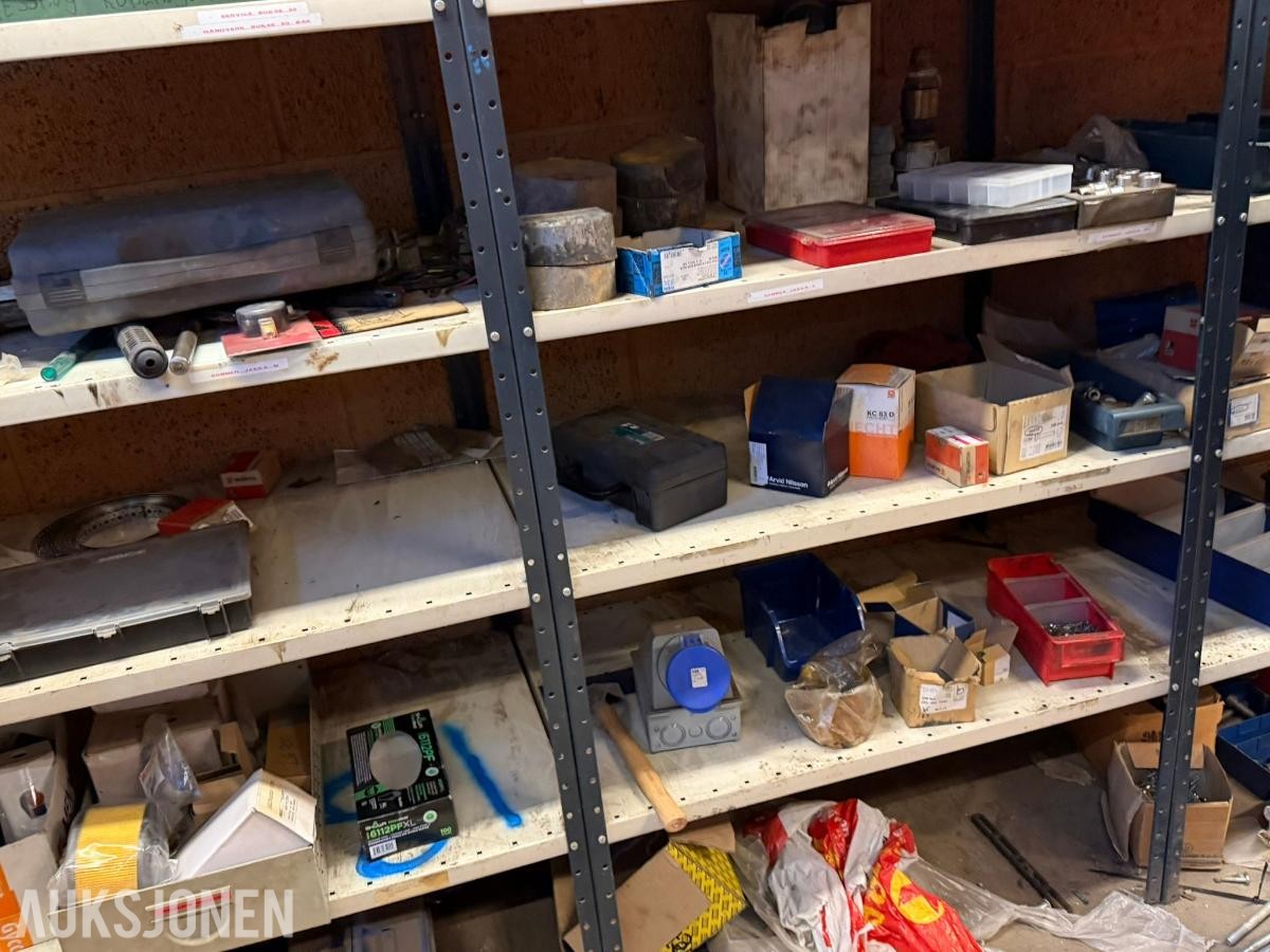 Parti med verktøy,  verktøyvogner, hyllereoler og verkstedutstyr