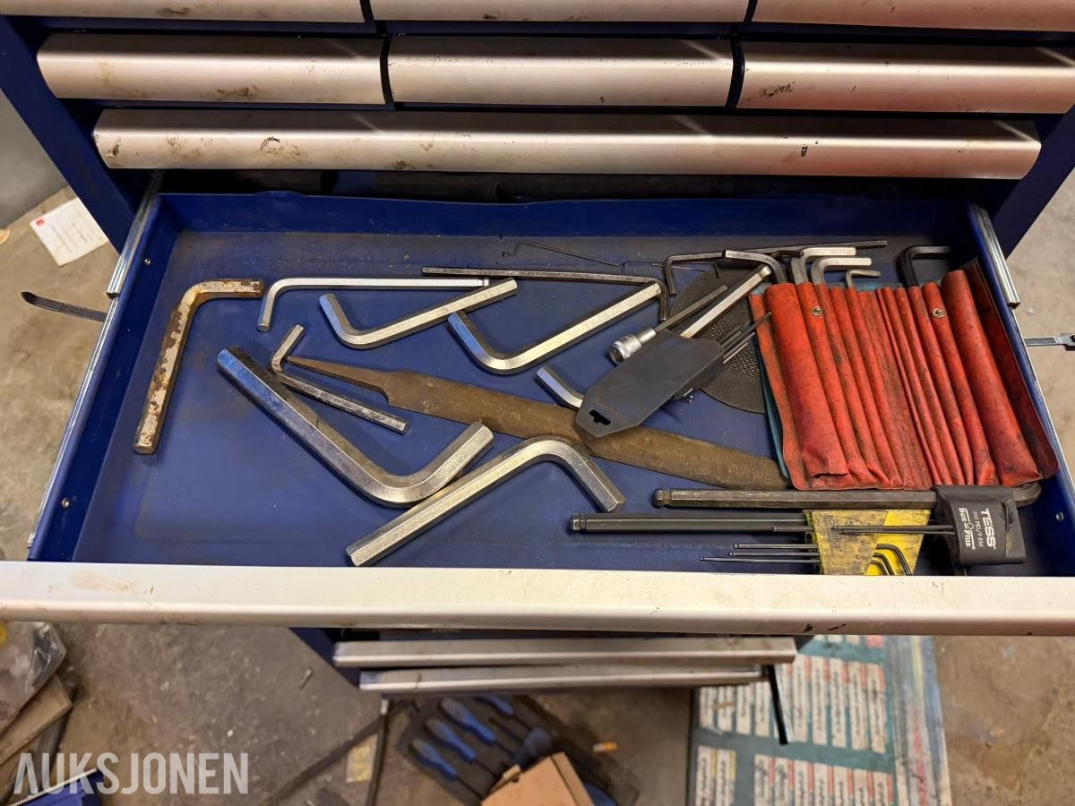 Parti med verktøy,  verktøyvogner, hyllereoler og verkstedutstyr