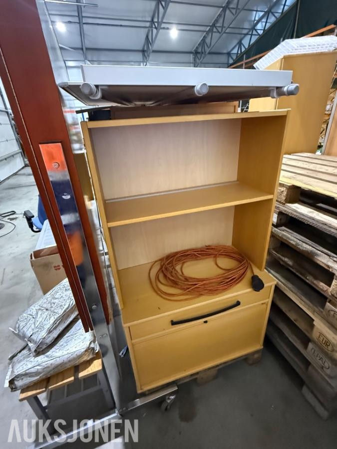 Kontormøbler fra nedlagt anleggsrigg