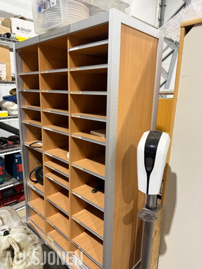 Kontormøbler fra nedlagt anleggsrigg