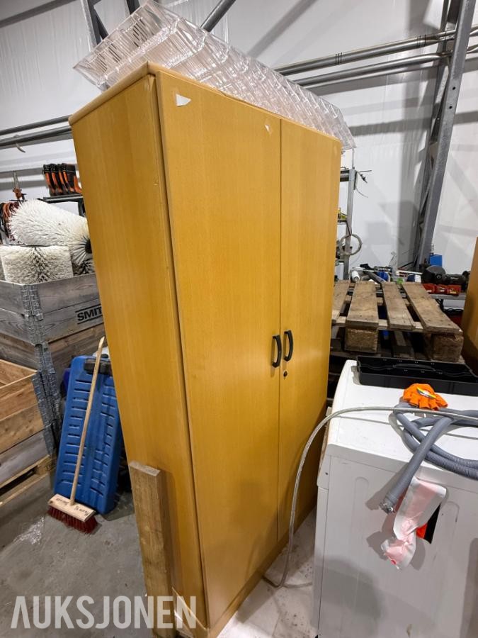 Kontormøbler fra nedlagt anleggsrigg