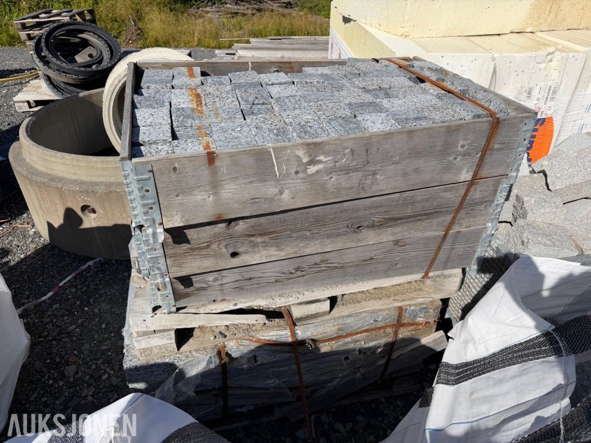 128 stk granitt kantstein + ca 350 stk granitt smågatestein