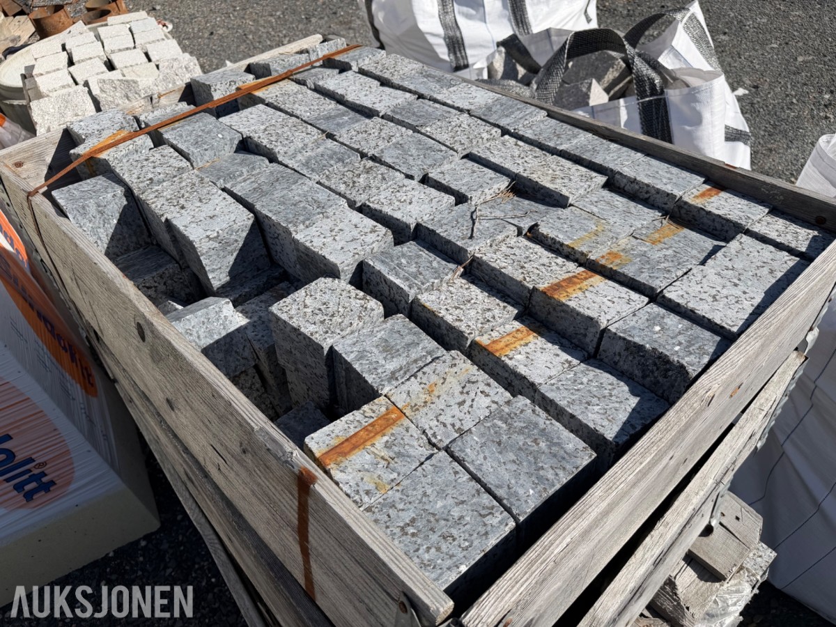 128 stk granitt kantstein + ca 350 stk granitt smågatestein