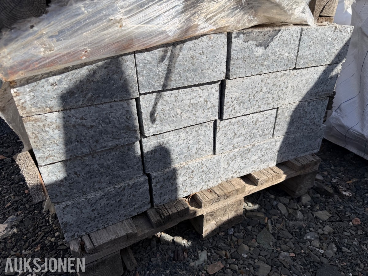 128 stk granitt kantstein + ca 350 stk granitt smågatestein