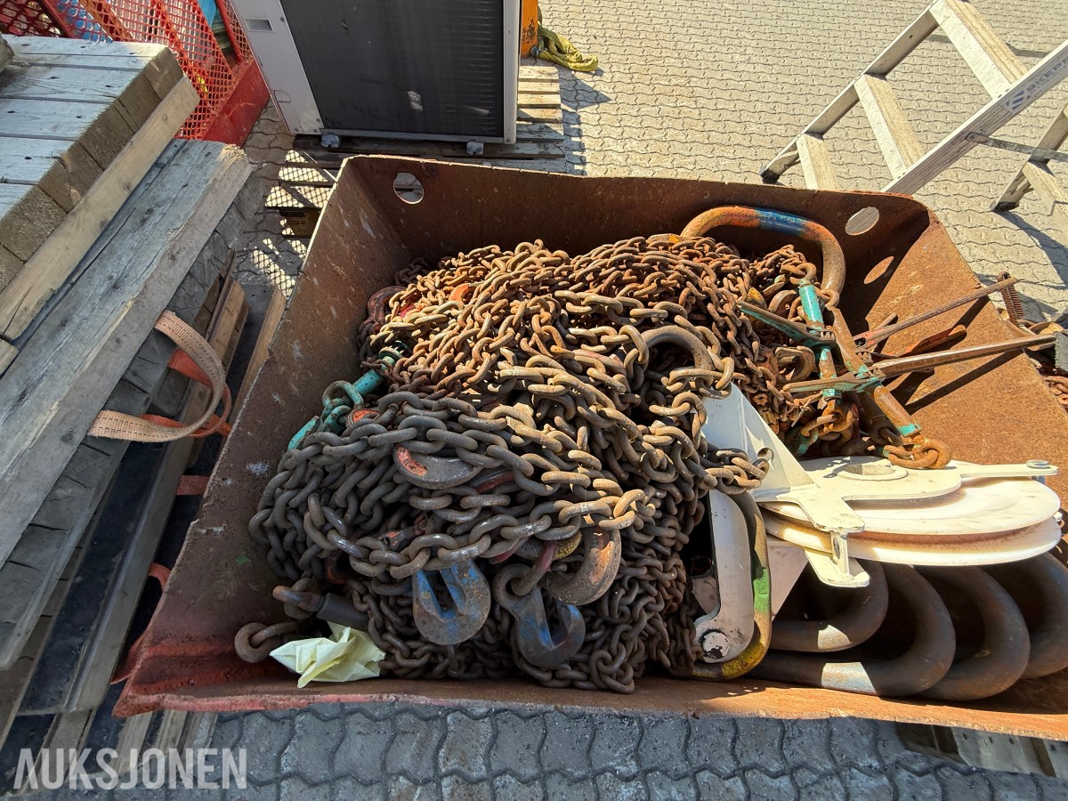Kasse med kjetting og taljer