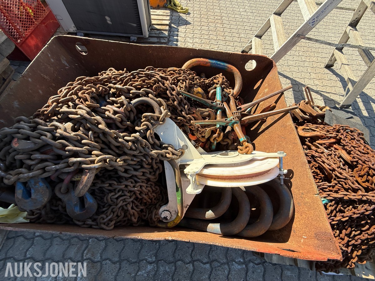 Kasse med kjetting og taljer