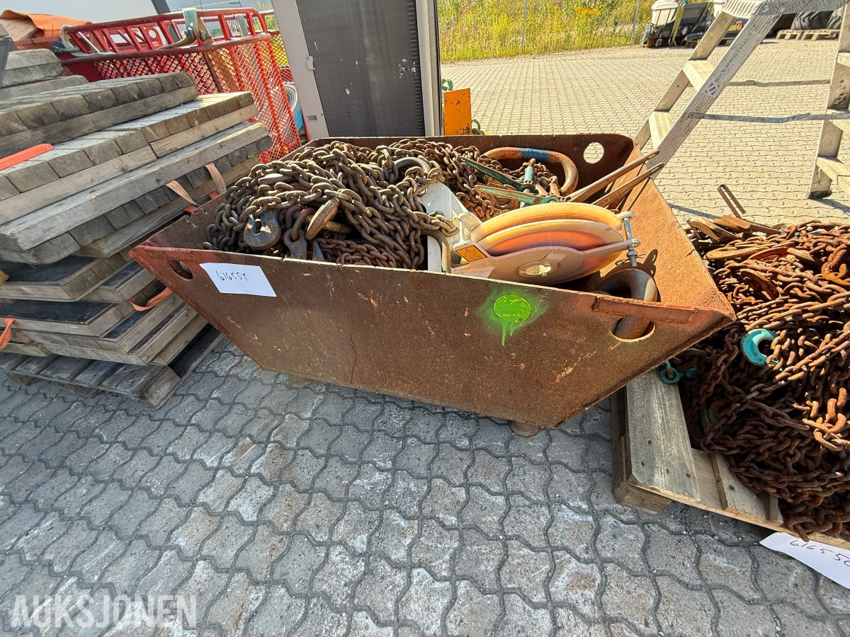 Kasse med kjetting og taljer