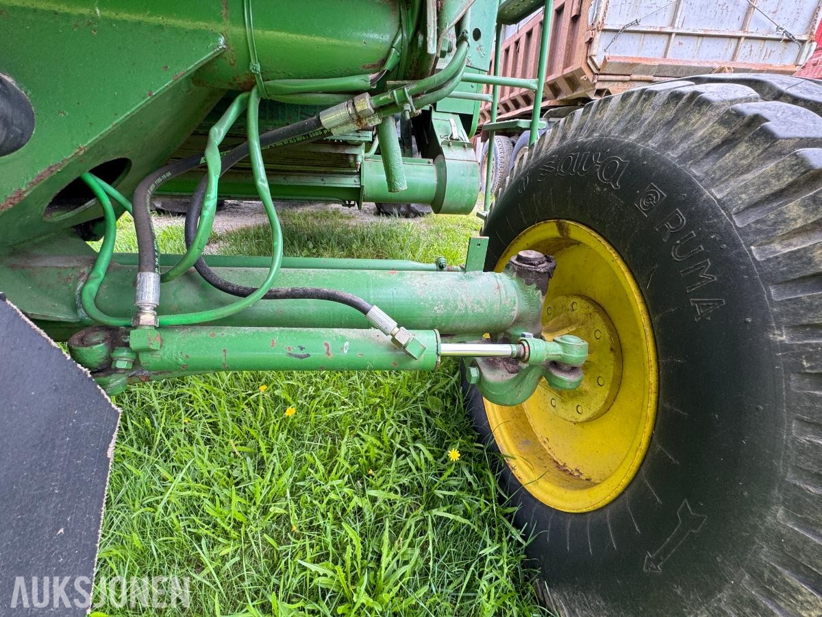 John Deere 1055 tresker / 2702 timer