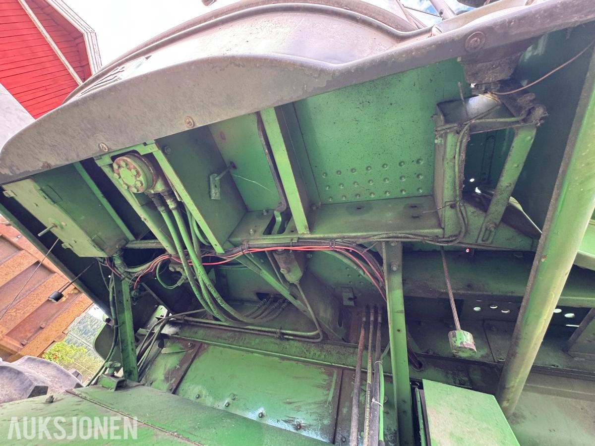 John Deere 1055 tresker / 2702 timer
