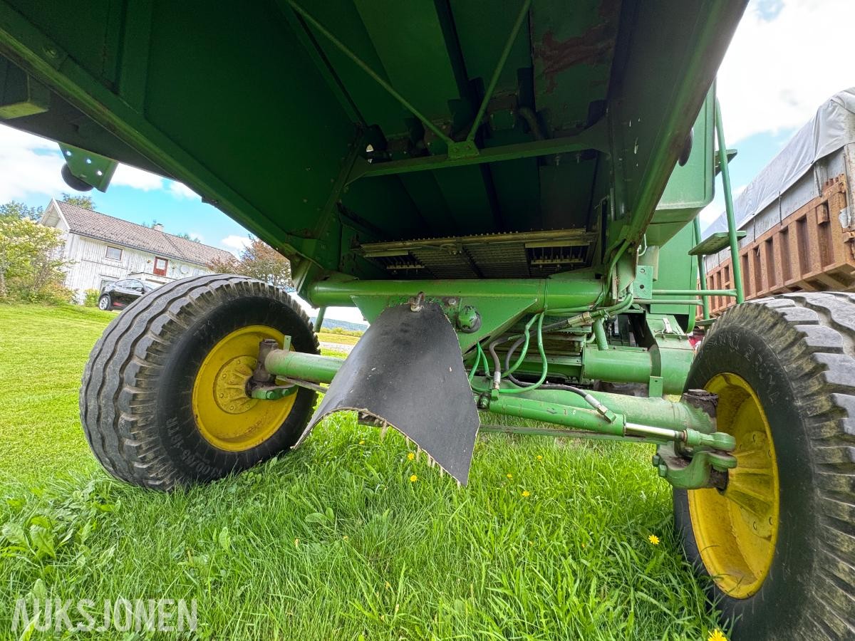 John Deere 1055 tresker / 2702 timer