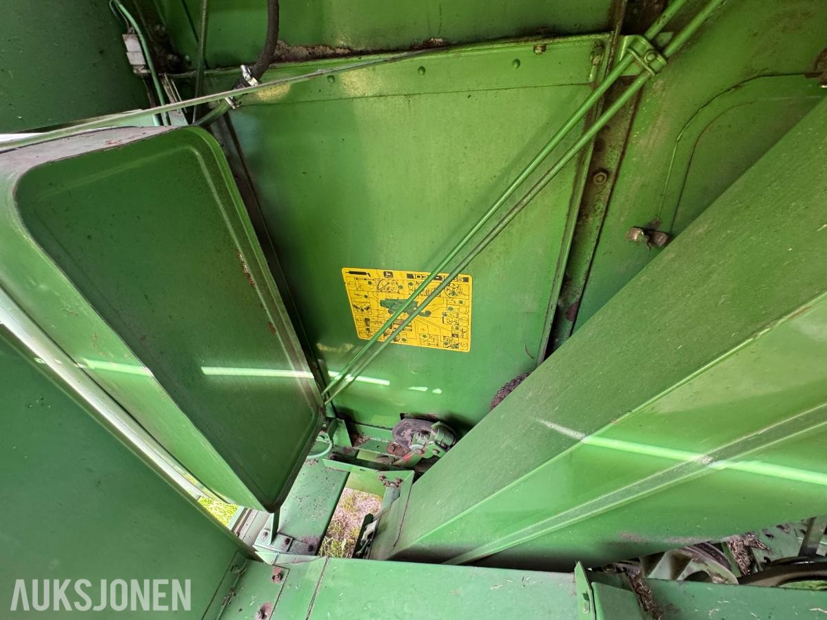 John Deere 1055 tresker / 2702 timer