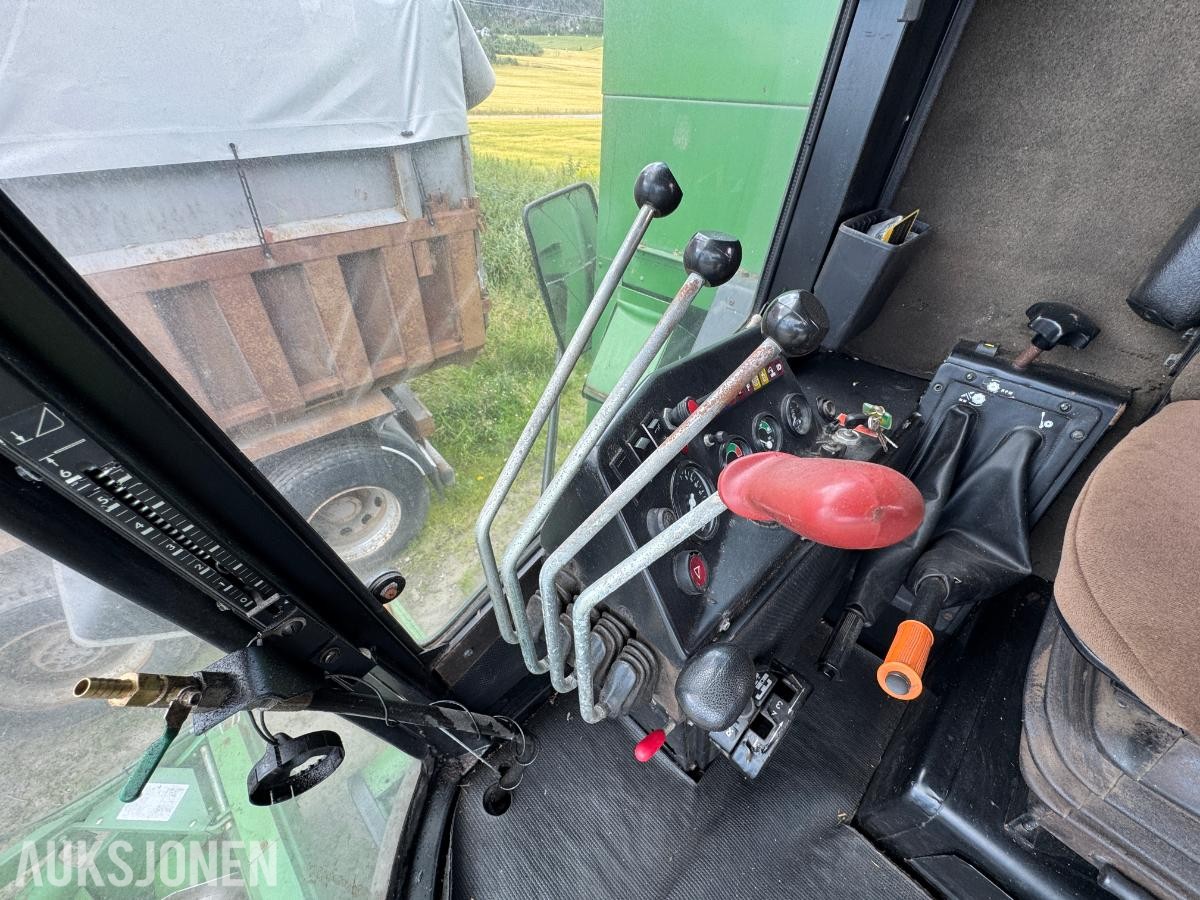 John Deere 1055 tresker / 2702 timer