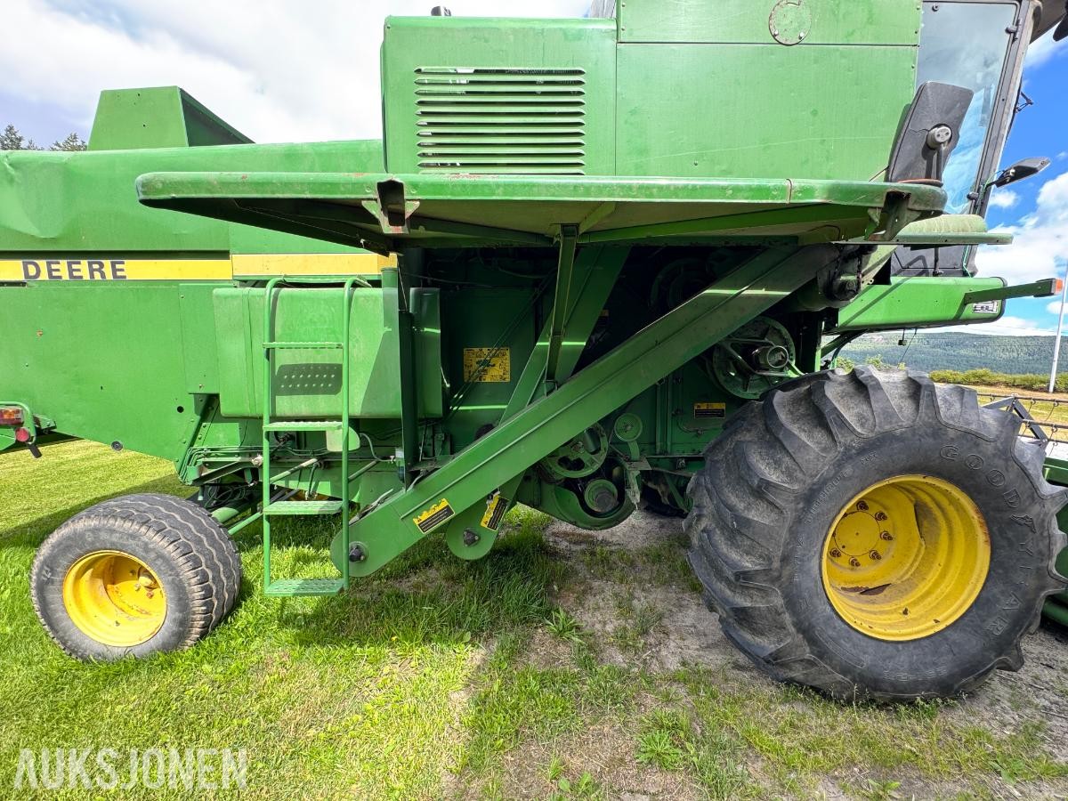 John Deere 1055 tresker / 2702 timer