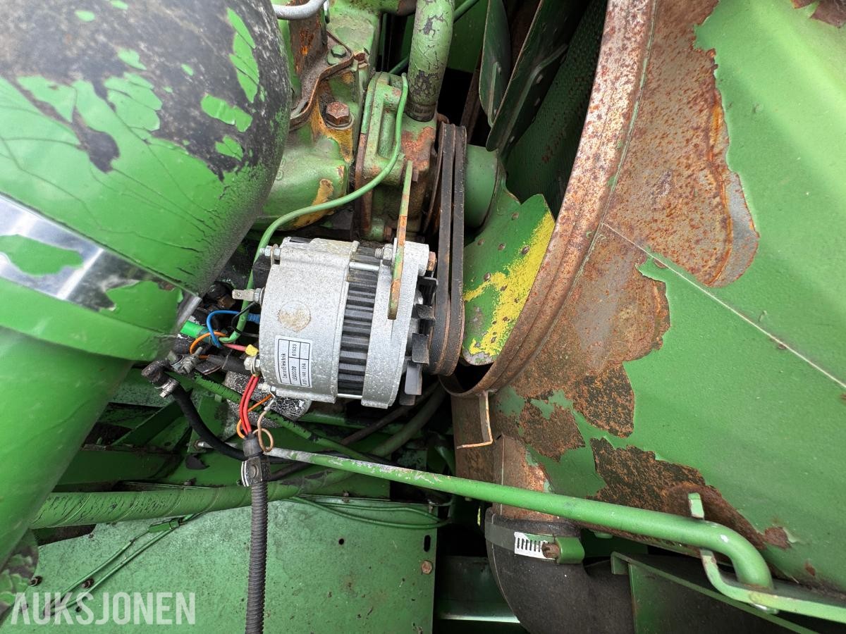 John Deere 1055 tresker / 2702 timer