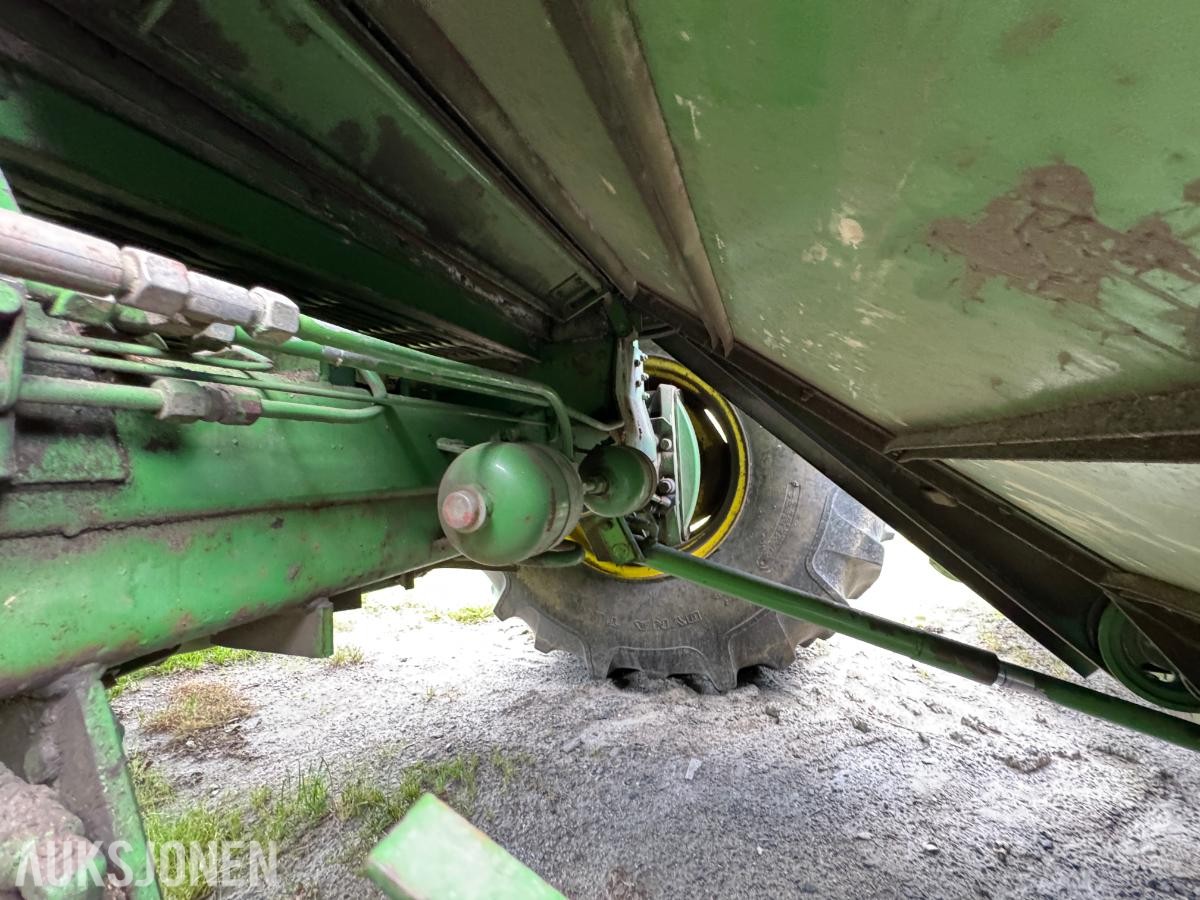 John Deere 1055 tresker / 2702 timer