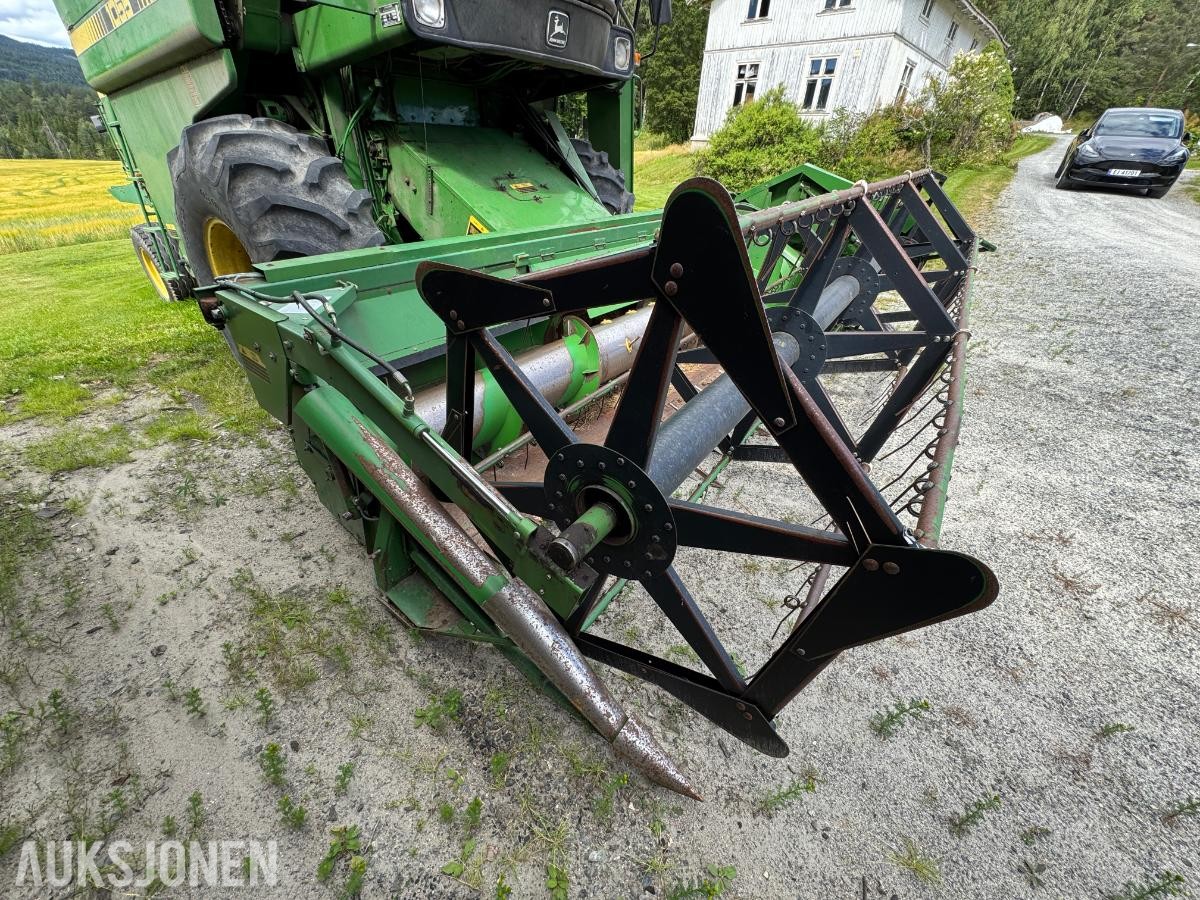 John Deere 1055 tresker / 2702 timer
