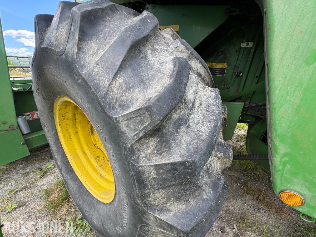 John Deere 1055 tresker / 2702 timer
